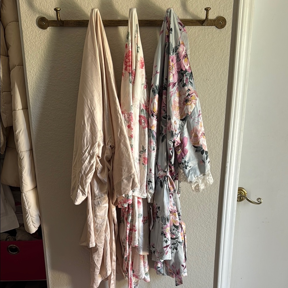 3 robes Floral and Blush Satin Robe Set - Elegant Home Accents